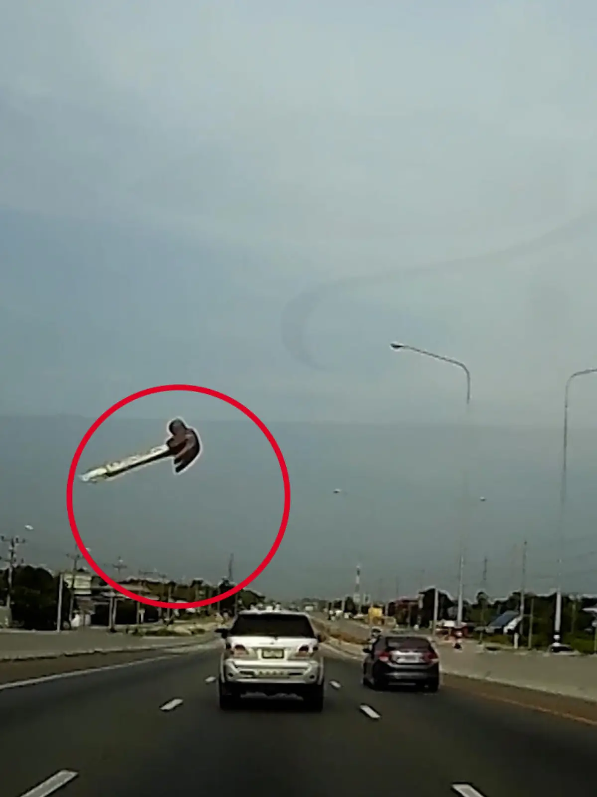 Auf einer eigentlich regulären Fahrt auf einer thailändischen Autobahn entgeht Ekarat Thanyacharoen nur knapp dem Tod. Vom einen auf den anderen Moment hört er einen lauten Knall – und plötzlich klafft ein gigantisches Loch in seiner Windschutzscheibe.