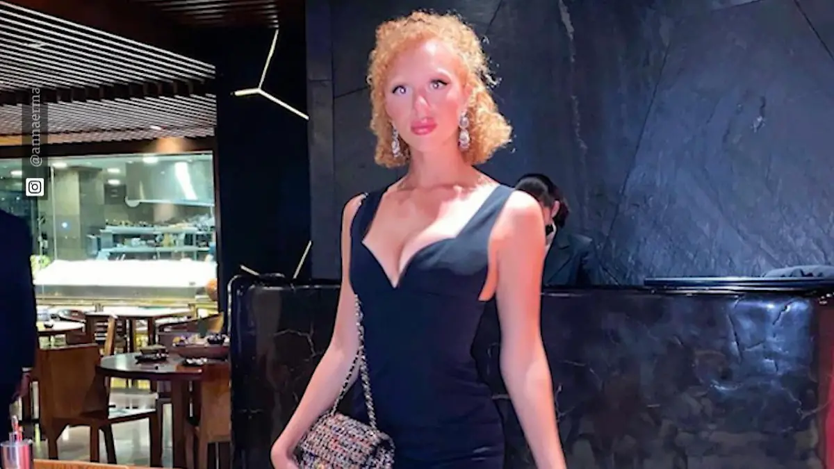 Anna Ermakova versext ihre Fans im Sicherheitsnadel-Kleid Hommage an Liz Hurleys Versace-Look