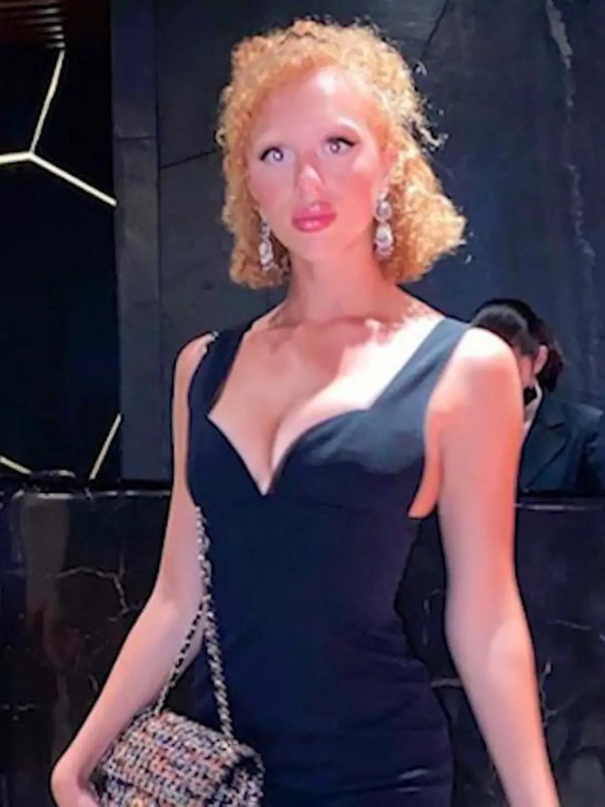 Bild zu: "Anna Ermakova versext ihre Fans im Sicherheitsnadel-Kleid"