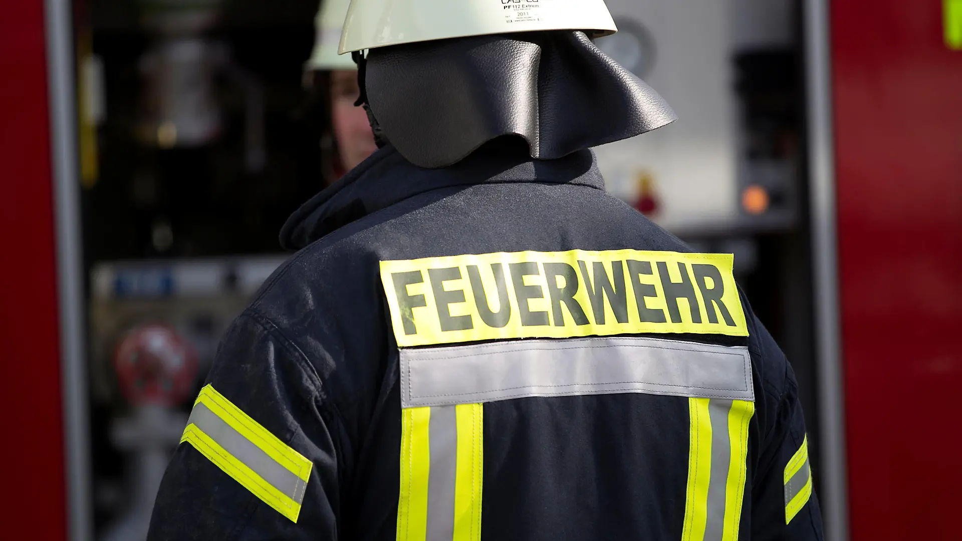 Themenbild - Feuerwehr
Bild: Feuerwehrmann im Einsatz mit Feuerwehrhelm und Feuerwehranzug
von hinten
Symbolbild, Themenbild, Featurebild, Feuerwehr