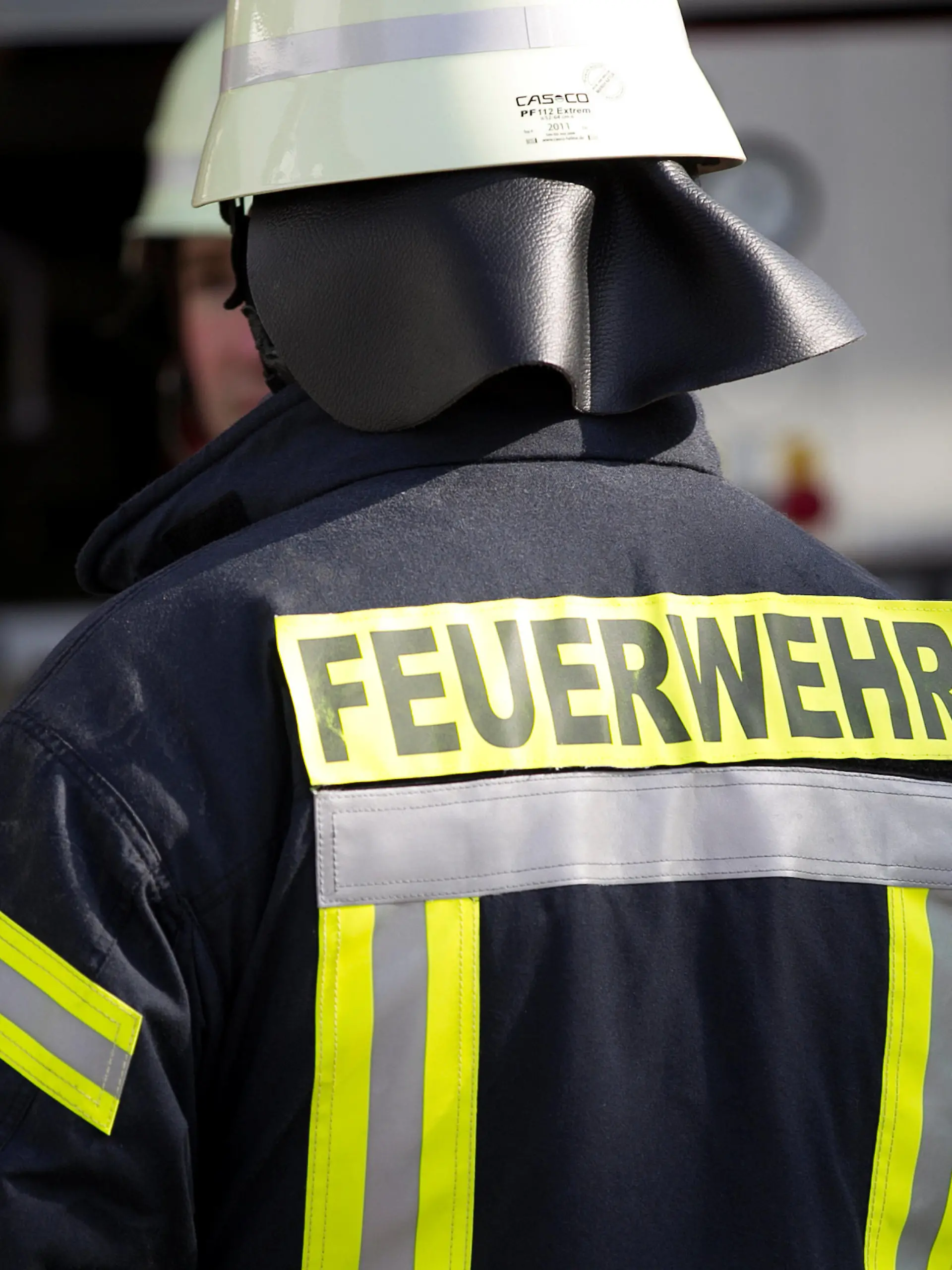 Themenbild - Feuerwehr

Bild: Feuerwehrmann im Einsatz mit Feuerwehrhelm und Feuerwehranzug
von hinten
Symbolbild, Themenbild, Featurebild, Feuerwehr