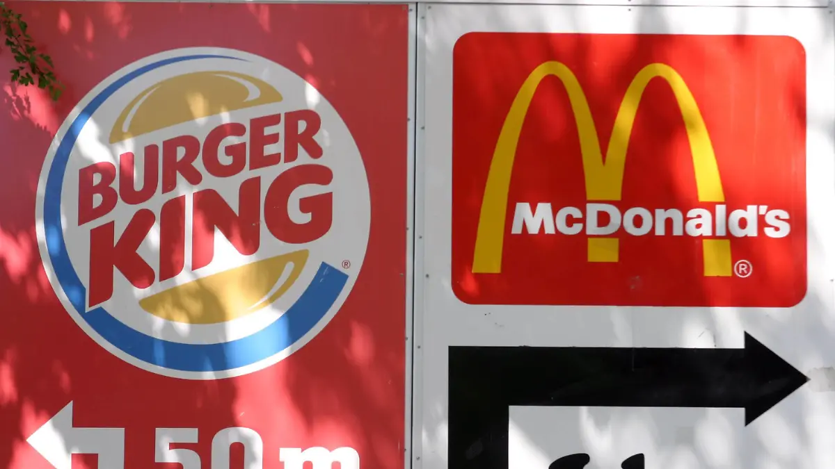 Schild weist den Weg zu einer Burger-King und McDonalds-Filiale in Nürnberg