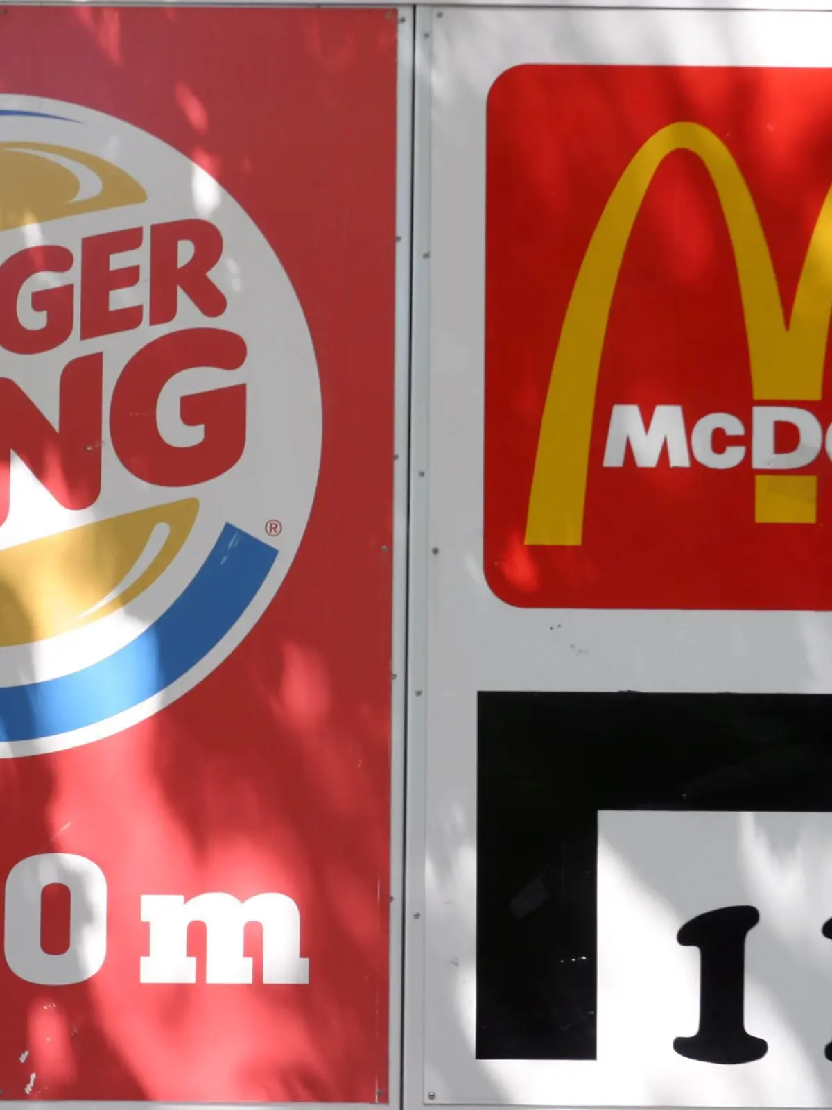  Schild weist den Weg zu einer Burger-King und McDonalds-Filiale in Nürnberg