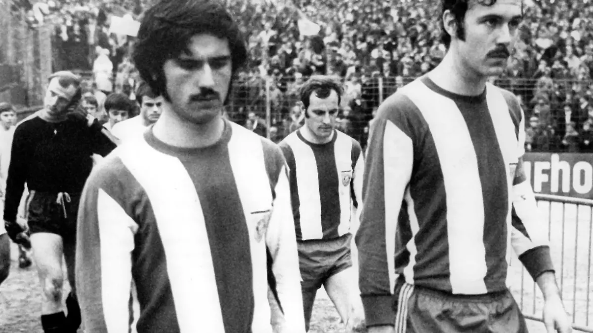 Auch wegen der Bärte im Blickpunkt: Bayern-Libero und Kapitän Franz Beckenbauer (r) und Torjäger Gerd Müller (l, vorn) laufen auf zum Fußball-Bundesligaspiel zwischen dem 1. FC Köln und dem FC Bayern München (0:3) am 07.11.1970 im Köln-Müngersdorfer Stadion. Hinter dem Star-Duo laufen Bayern-Akteur Franz "Bulle" Roth (M, hinten) und der Kölner Torhüter Manfred Manglitz (l, hinten). +++(c) dpa - Report+++
