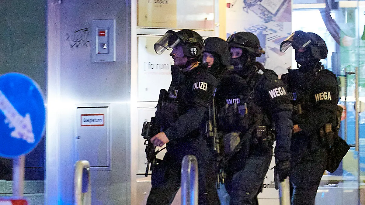 02.11.2020, Österreich, Wien: Bewaffnete Polizisten patrouillieren am frühen Morgen auf einer abgesperrten Straße nach einem Schusswechsel im Stadtzentrum. Die Terrorattacke von Wien geht nach den Worten von Österreichs Innenminister Nehammer auf das Konto mindestens eines islamistischen Terroristen. Foto: Georges Schneider/XinHua/dpa +++ dpa-Bildfunk +++