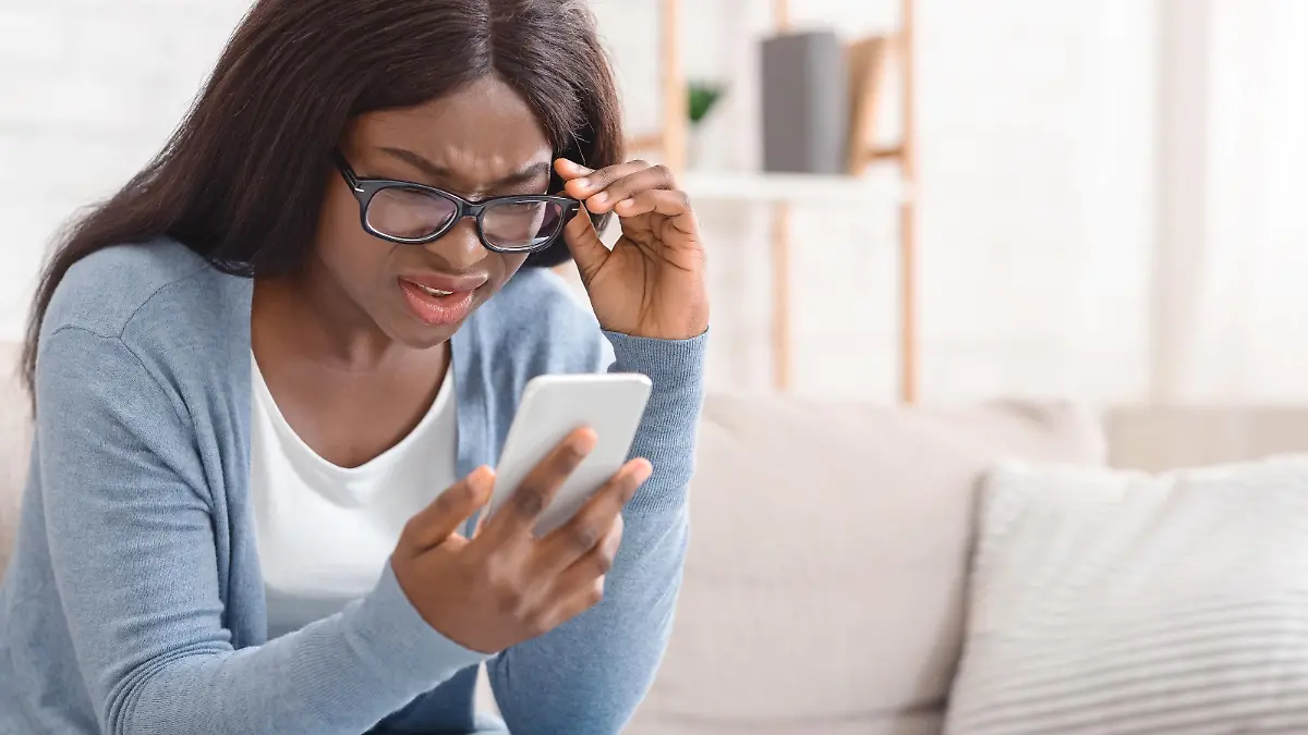 Frau guckt geschockt in ihr Handy