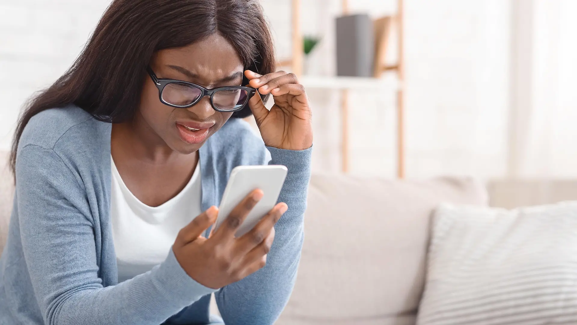 Frau guckt geschockt in ihr Handy
