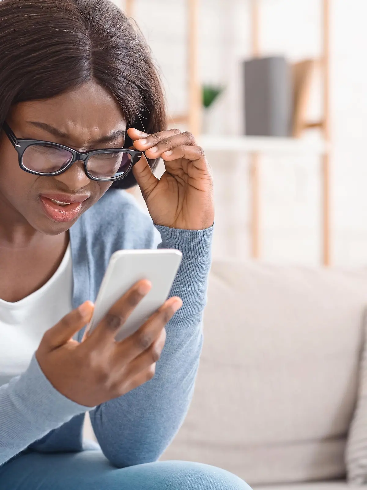 Frau guckt geschockt in ihr Handy