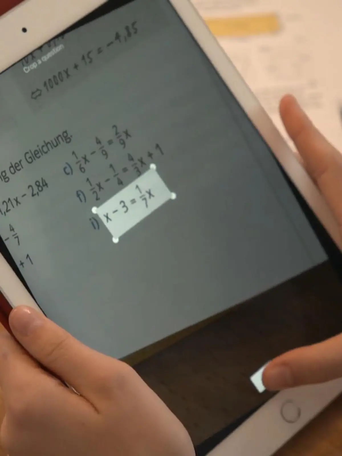 Lern-Apps sollen zum Beispiel das Erklären des Lösungsweges in Mathe übernehmen oder beim Übersetzen schwieriger Fremdsprachen-Sätze helfen. Doch klappt das wirklich?