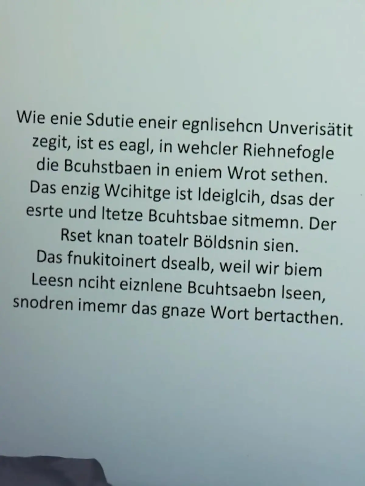 Ein Text, der aus zusammengewürfelten Buchstaben besteht und den unser Kopf trotzdem lesen kann – verrückt oder nicht? Solche Sinnestäuschungen fluten aktuell wieder das Netz und machen den gängigen optischen Täuschungen jede Menge Konkurrenz. Schließlich verwirren die nicht nur unsere Augen, sondern manchmal auch unsere Ohren und unseren Verstand! 
