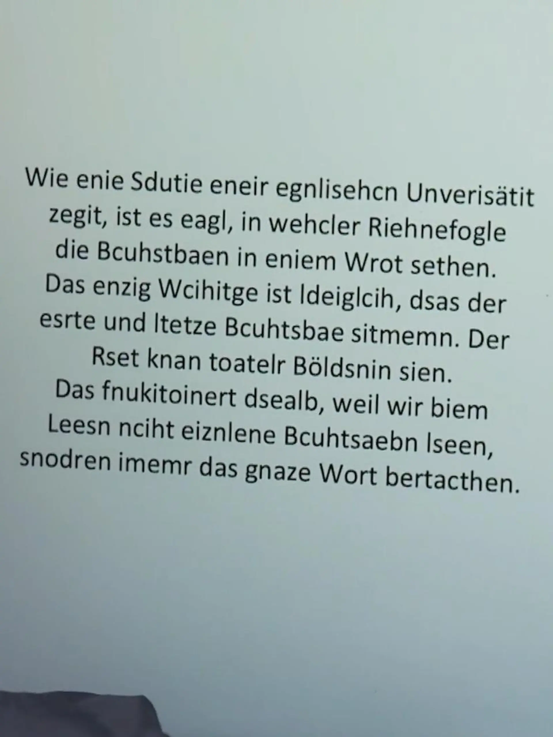 Ein Text, der aus zusammengewürfelten Buchstaben besteht und den unser Kopf trotzdem lesen kann – verrückt oder nicht? Solche Sinnestäuschungen fluten aktuell wieder das Netz und machen den gängigen optischen Täuschungen jede Menge Konkurrenz. Schließlich verwirren die nicht nur unsere Augen, sondern manchmal auch unsere Ohren und unseren Verstand! 