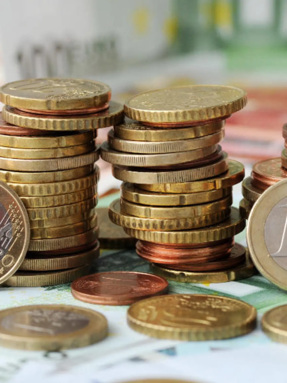 Die Inflation wieder auf zwei Prozent senken - das ist das erklärte Ziel der Europäischen Zentralbank. Und dafür wird sie den Leitzins weiter anheben. Während das für Hausbauer keine guten Nachrichten sind, können sich Sparer zumindest ein bisschen freuen.
