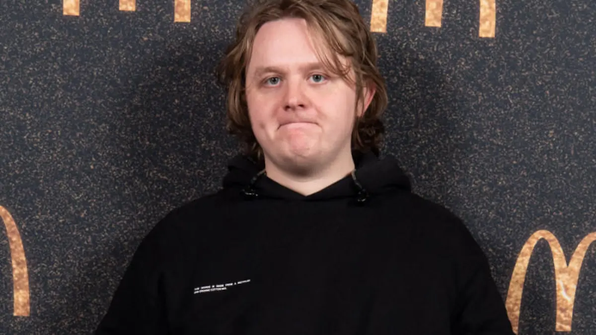 Lewis Capaldi nimmt seine Gewichtszunahme mit Humor