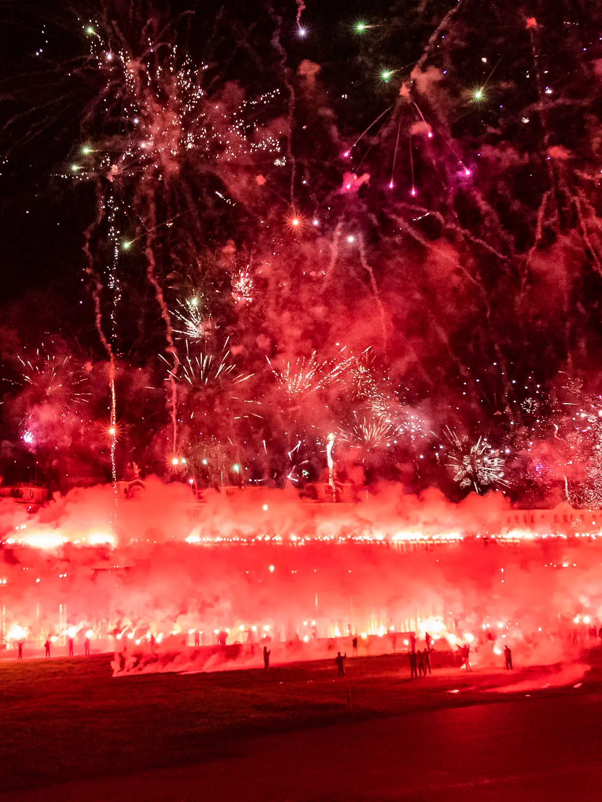 Am Dresdner Terrassenufer feierten die Ultras der SG Dynamo Dresden den 70. Geburtstag des Fußballvereins. Rund 1000 Fans kamen mit Leuchtfackeln an die Elbe und zündeten diese pünktlich um 0 Uhr in der Nacht zum 12. April. Dresden, 12.04.2023 *** On Dresdens Terrassenufer, the Ultras of SG Dynamo Dresden celebrated the 70th birthday of the soccer club Around 1000 fans came to the Elbe with flares and ignited them punctually at 0 oclock on the night of 12 April Dresden, 12 04 2023 Foto:xM.xPatzigx/xFuturexImage