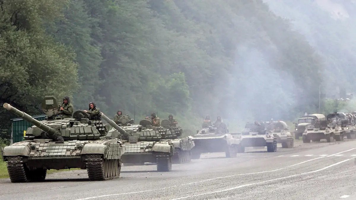 A column of Russian tanks on the march to Tskhinvali, the capital of South Ossetia, Georgia 09 August 2008. The war between Russian and Georgia expanded on Saturday, with fighting spilling outside the Caucasus province of Ossetia, and both sides moving reinforcements into the region. The fiercest battles were in the South Ossetian city of Tskhinvali, where street fighting and artillery exchanges continued sporadically throughout the night. EPA/MAXIM SHIPENKOV +++(c) dpa - Report+++