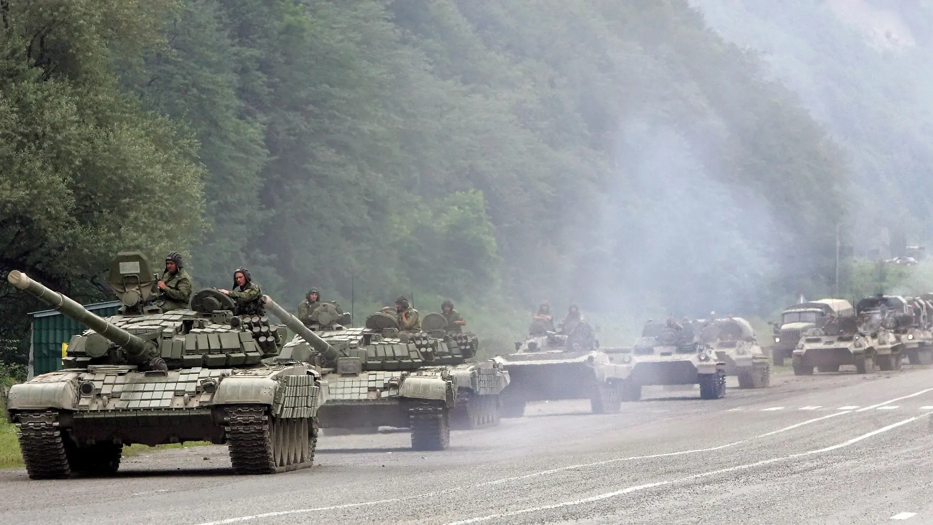A column of Russian tanks on the march to Tskhinvali, the capital of South Ossetia, Georgia 09 August 2008. The war between Russian and Georgia expanded on Saturday, with fighting spilling outside the Caucasus province of Ossetia, and both sides moving reinforcements into the region. The fiercest battles were in the South Ossetian city of Tskhinvali, where street fighting and artillery exchanges continued sporadically throughout the night. EPA/MAXIM SHIPENKOV +++(c) dpa - Report+++