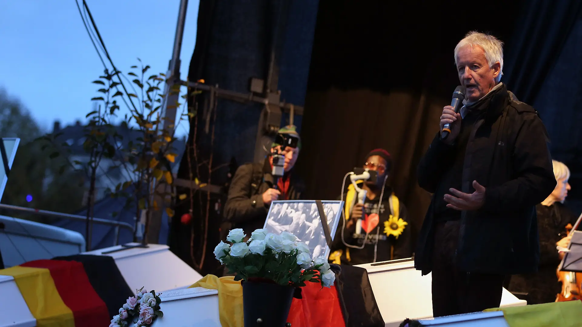 01.11.2020, Bayern, München: Jürgen Fliege, Fernsehpfarrer und Moderator, spricht bei einer Demonstration gegen die Corona-Maßnahmen auf der Theresienwiese hinter drei symbolischen Särgen. Der Protest wurde von der Vereinigung «Querdenken 089» organisiert. Foto: Karl-Josef Hildenbrand/dpa +++ dpa-Bildfunk +++