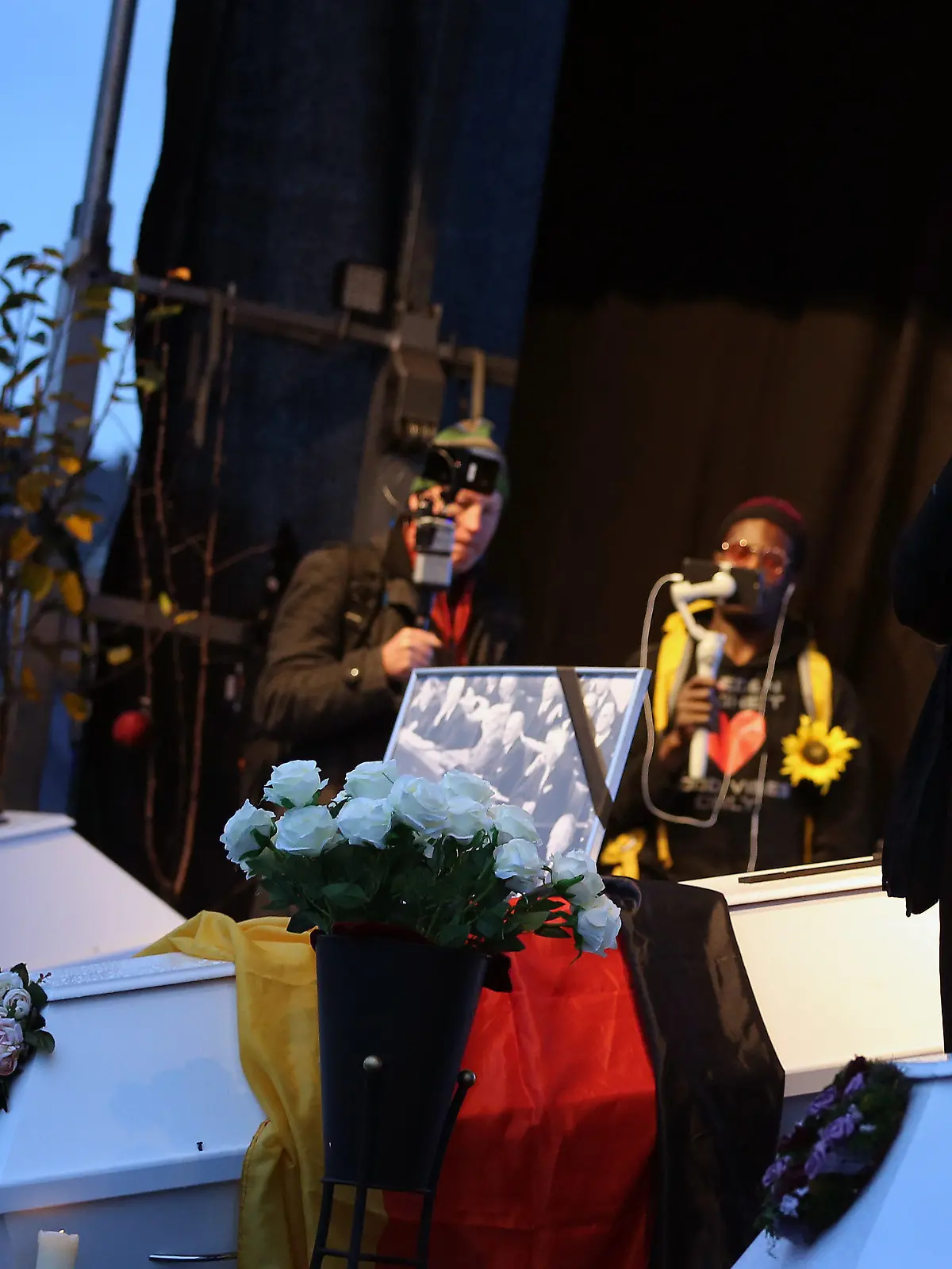 01.11.2020, Bayern, München: Jürgen Fliege, Fernsehpfarrer und Moderator, spricht bei einer Demonstration gegen die Corona-Maßnahmen auf der Theresienwiese hinter drei symbolischen Särgen. Der Protest wurde von der Vereinigung «Querdenken 089» organisiert. Foto: Karl-Josef Hildenbrand/dpa +++ dpa-Bildfunk +++