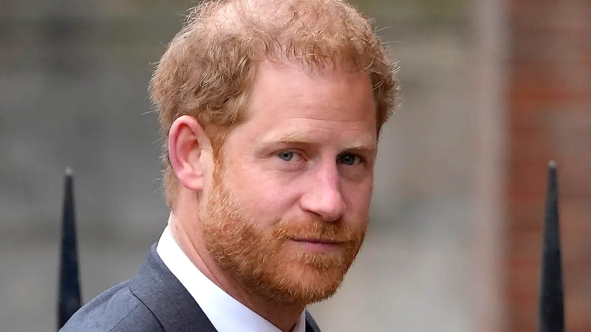 30.03.2023, Großbritannien, London: Prinz Harry, Herzog von Sussex, trifft am Royal Courts Of Justice ein. Sieben Personen - der Herzog von Sussex, Baroness D. Lawrence, Sir E. John, D. Furnish, L. Hurley, S. Frost und Sir S. Hughes - haben gegen Associated Newspapers Limited (ANL) Klage wegen des Vorwurfs der unrechtmäßigen Informationsbeschaffung erhoben. Foto: Kirsty Wigglesworth/AP +++ dpa-Bildfunk +++