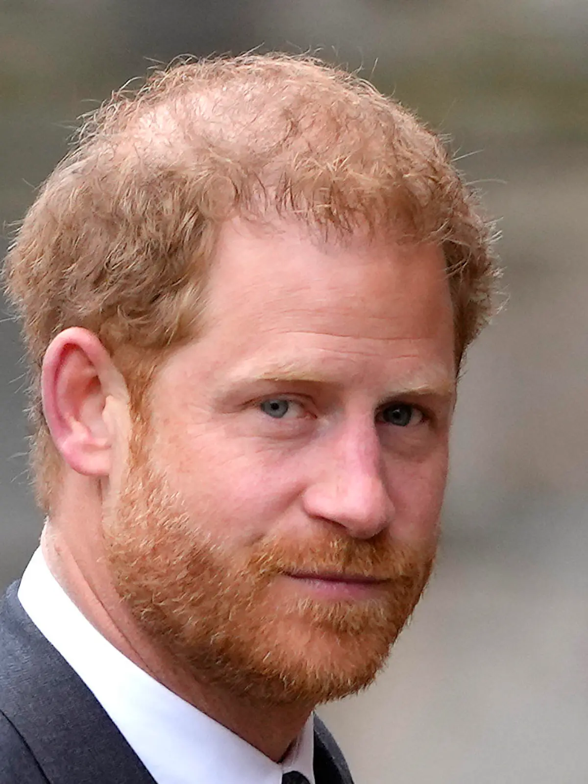 30.03.2023, Großbritannien, London: Prinz Harry, Herzog von Sussex, trifft am Royal Courts Of Justice ein. Sieben Personen - der Herzog von Sussex, Baroness D. Lawrence, Sir E. John, D. Furnish, L. Hurley, S. Frost und Sir S. Hughes - haben gegen Associated Newspapers Limited (ANL) Klage wegen des Vorwurfs der unrechtmäßigen Informationsbeschaffung erhoben. Foto: Kirsty Wigglesworth/AP +++ dpa-Bildfunk +++
