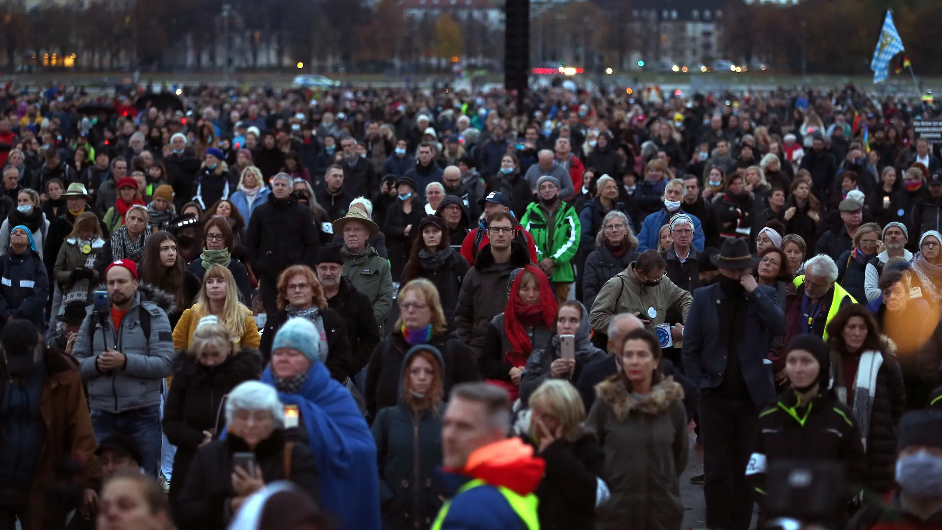 01.11.2020, Bayern, München: Menschen stehen bei einer Demonstration gegen die Corona-Maßnahmen auf der Theresienwiese. Der Protest wurde von der Vereinigung «Querdenken 089» organisiert. Foto: Karl-Josef Hildenbrand/dpa +++ dpa-Bildfunk +++