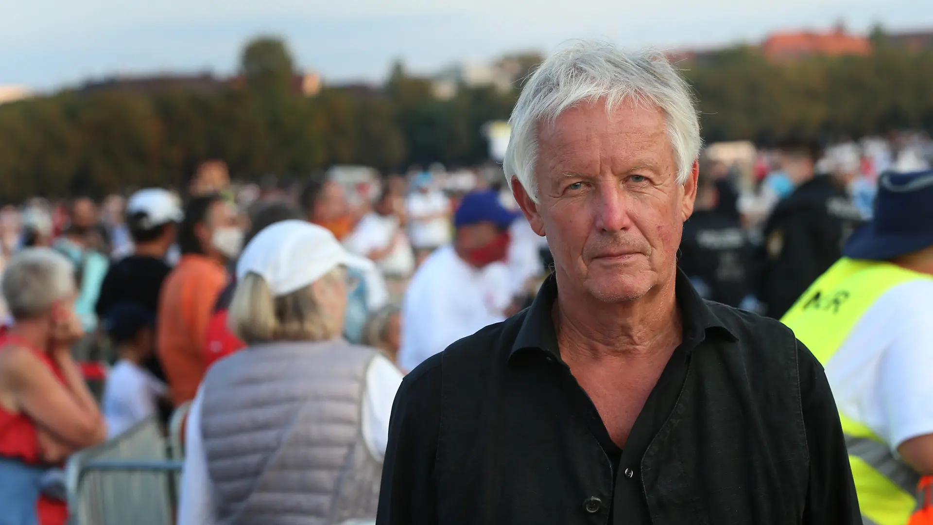 12.09.2020, Bayern, München: Jürgen Fliege, Fernsehpfarrer, steht auf der Theresienwiese bei einer Demonstration gegen die Corona-Maßnahmen nach seiner Rede neben der Bühne. Zur der Corona-Demonstration sind am Samstag doppelt so viele Teilnehmer gekommen wie von den Veranstaltern angekündigt. «Wir gehen derzeit von 10 000 Teilnehmern aus», sagte eine Sprecherin der Münchner Polizei. Foto: Karl-Josef Hildenbrand/dpa +++ dpa-Bildfunk +++