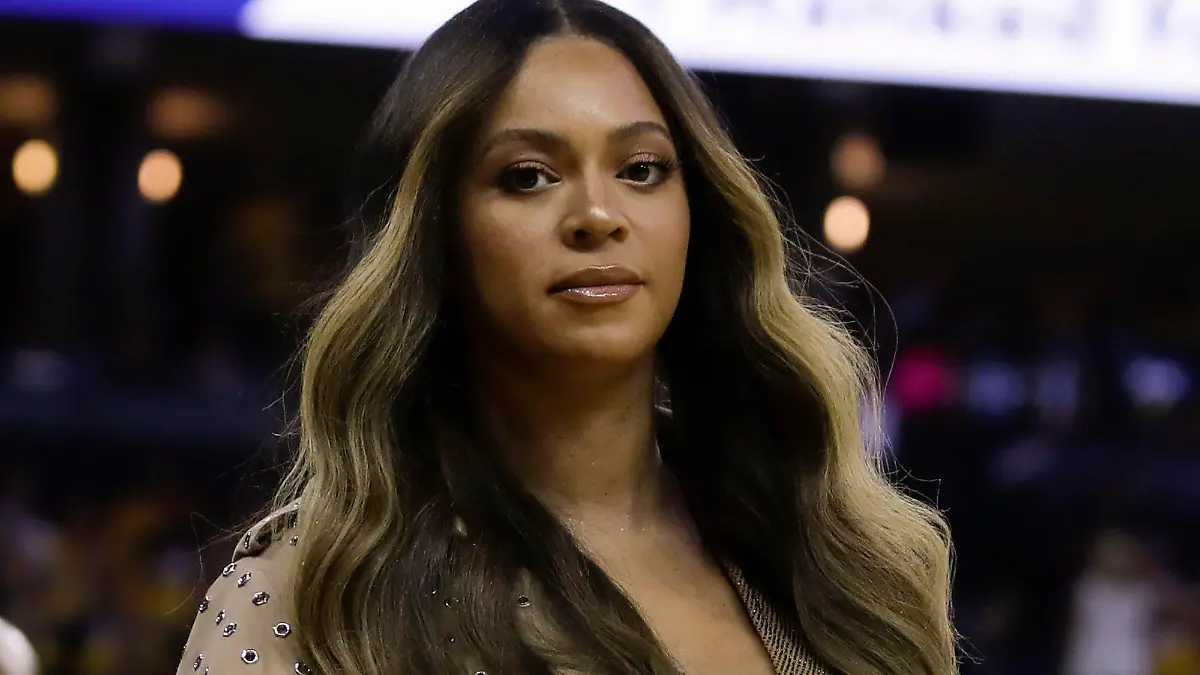 ARCHIV - 05.06.2019, USA, Oakland: Beyonce geht während der ersten Hälfte von Spiel 3 der Basketball-NBA-Endrunde zwischen den Golden State Warriors und den Toronto Raptors in Oakland zu ihrem Platz.     (zu dpa "Pop-Star Beyoncé veröffentlicht neues Musik-Video") Foto: Ben Margot/AP/dpa +++ dpa-Bildfunk +++