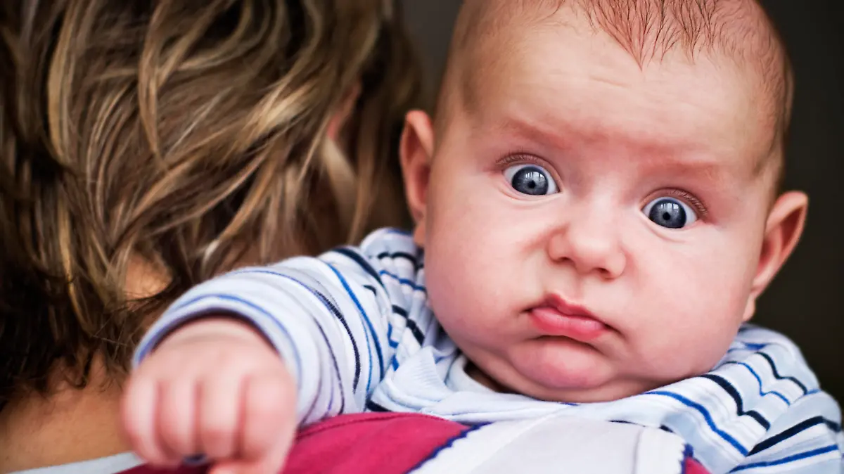 Baby verzieht das Gesicht