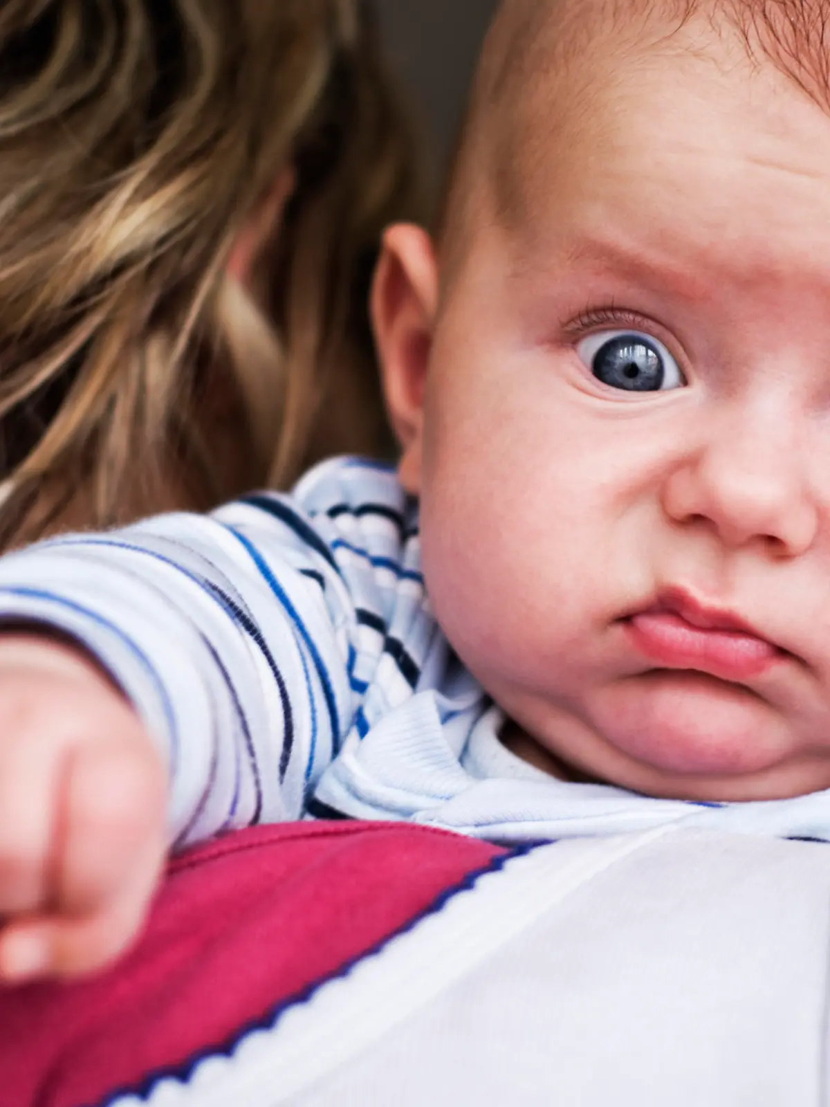 Baby verzieht das Gesicht
