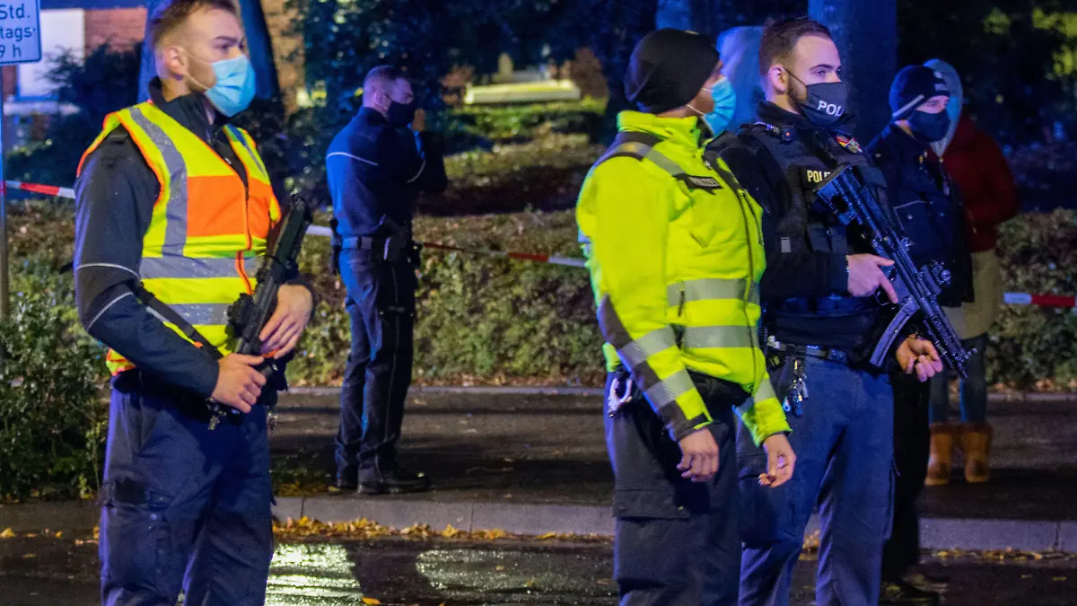 31.10.2020, Nordrhein-Westfalen, Alsdorf: Schwer bewaffnete Polizei stehen nach Schüssen am Tatort im Übacher Weg. Ein 32 Jahre alter Mann ist angeschossen worden und wenig später im Krankenhaus gestorben. Der oder die Täter seien flüchtig, sagte eine Polizeisprecherin am Samstagabend. Eine Mordkommission ermittelt. Foto: Ralf Roeger/dmp-press/dpa +++ dpa-Bildfunk +++