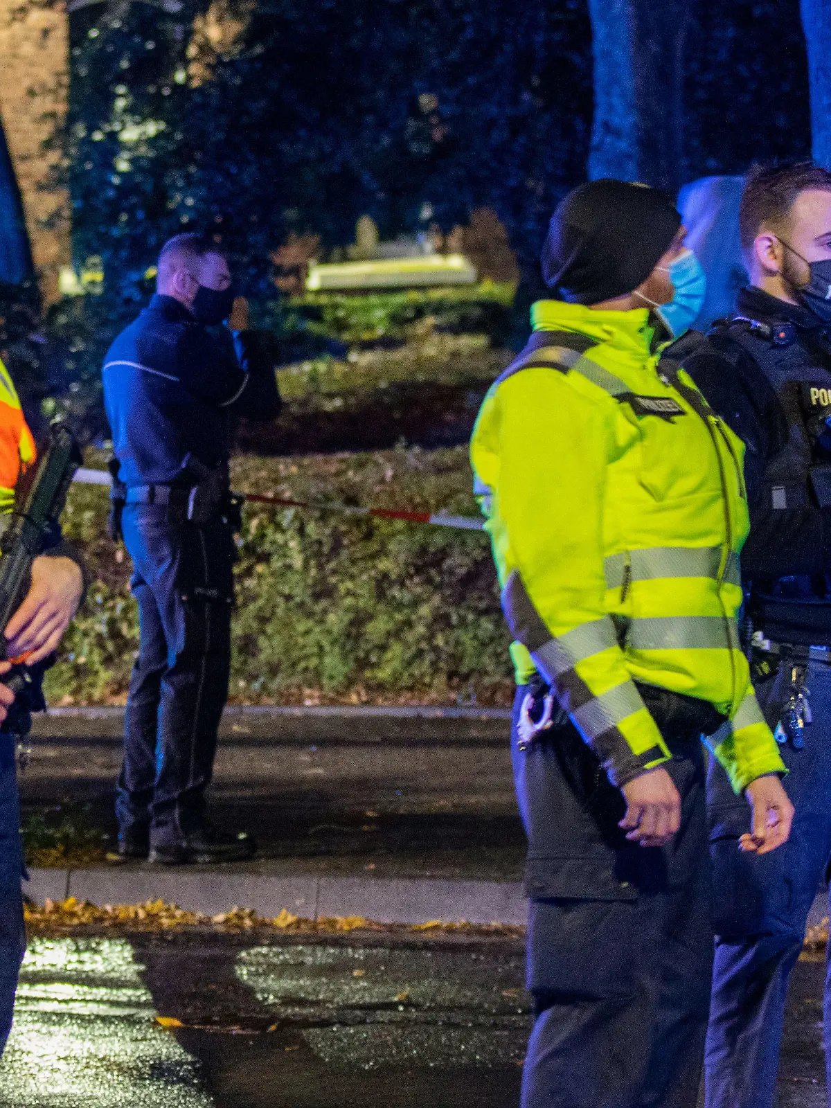31.10.2020, Nordrhein-Westfalen, Alsdorf: Schwer bewaffnete Polizei stehen nach Schüssen am Tatort im Übacher Weg. Ein 32 Jahre alter Mann ist angeschossen worden und wenig später im Krankenhaus gestorben. Der oder die Täter seien flüchtig, sagte eine Polizeisprecherin am Samstagabend. Eine Mordkommission ermittelt. Foto: Ralf Roeger/dmp-press/dpa +++ dpa-Bildfunk +++
