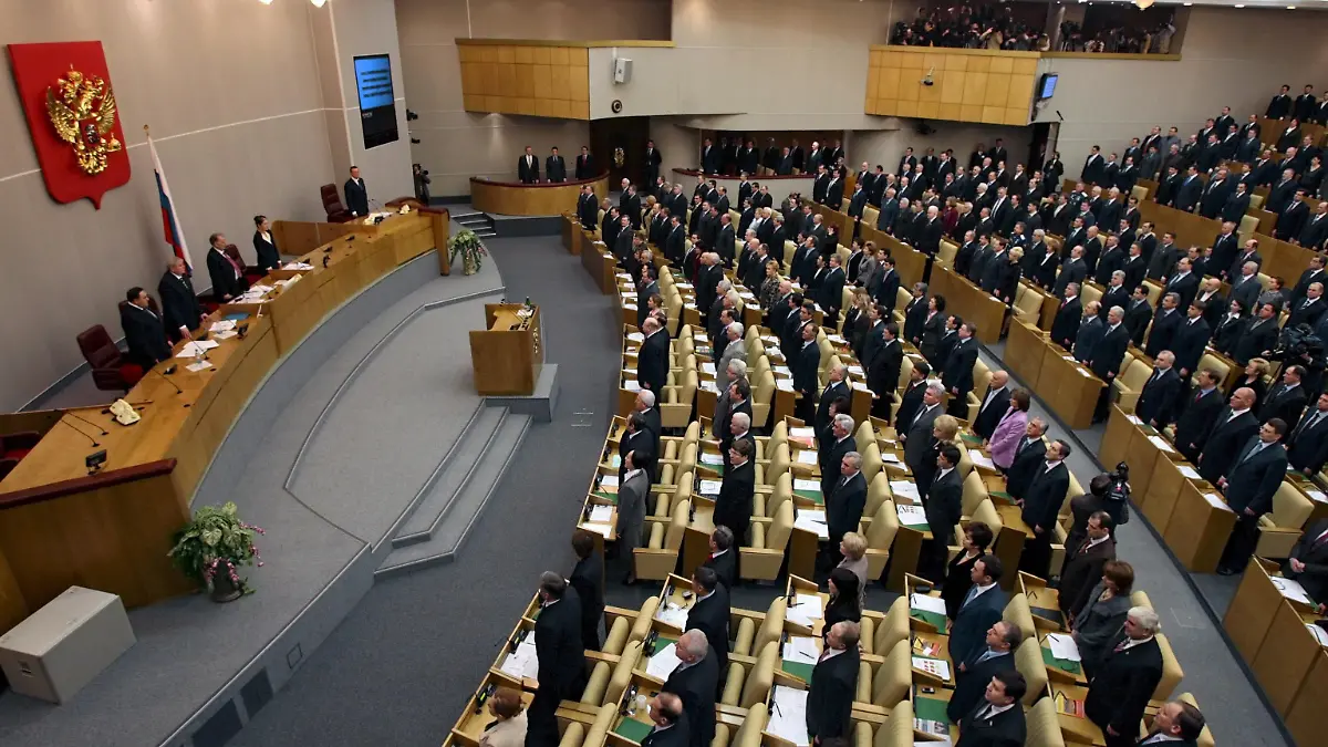 Russian parliamentary deputies stand listening the State Anthem during the first session of the new Russian State Duma, the lower house of the Parliament, in Moscow, Russia, 24 December 2007. The Fifth State Duma elected the leader of United Russia party and faction Boris Gryzlov as speaker. EPA/SERGEI ILNITSKY +++(c) dpa - Report+++
