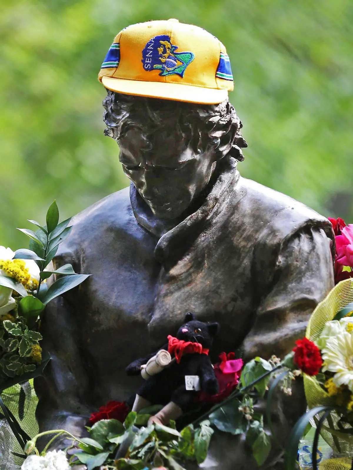 ARCHIV - 01.05.2014, Italien, Bologna: In einem Park nahe der Formel-1-Rennstrecke in Imola erinnert eine mit Blumen geschmückte Statue an den tödlich verunglückten Rennfahrer Ayrton Senna. Der Brasilianer war 1994 in Imola bei einem Unfall gestorben. Bei ihrer Rückkehr wird die Formel 1 an diesem Wochenende an die Ereignisse erinnert. (Zu dpa «Dunkle Erinnerungen: Formel 1 zum Kurzbesuch in Imola») Foto: Ansa/epa/dpa - ACHTUNG: Verwendung nur im vollen Format +++ dpa-Bildfunk +++