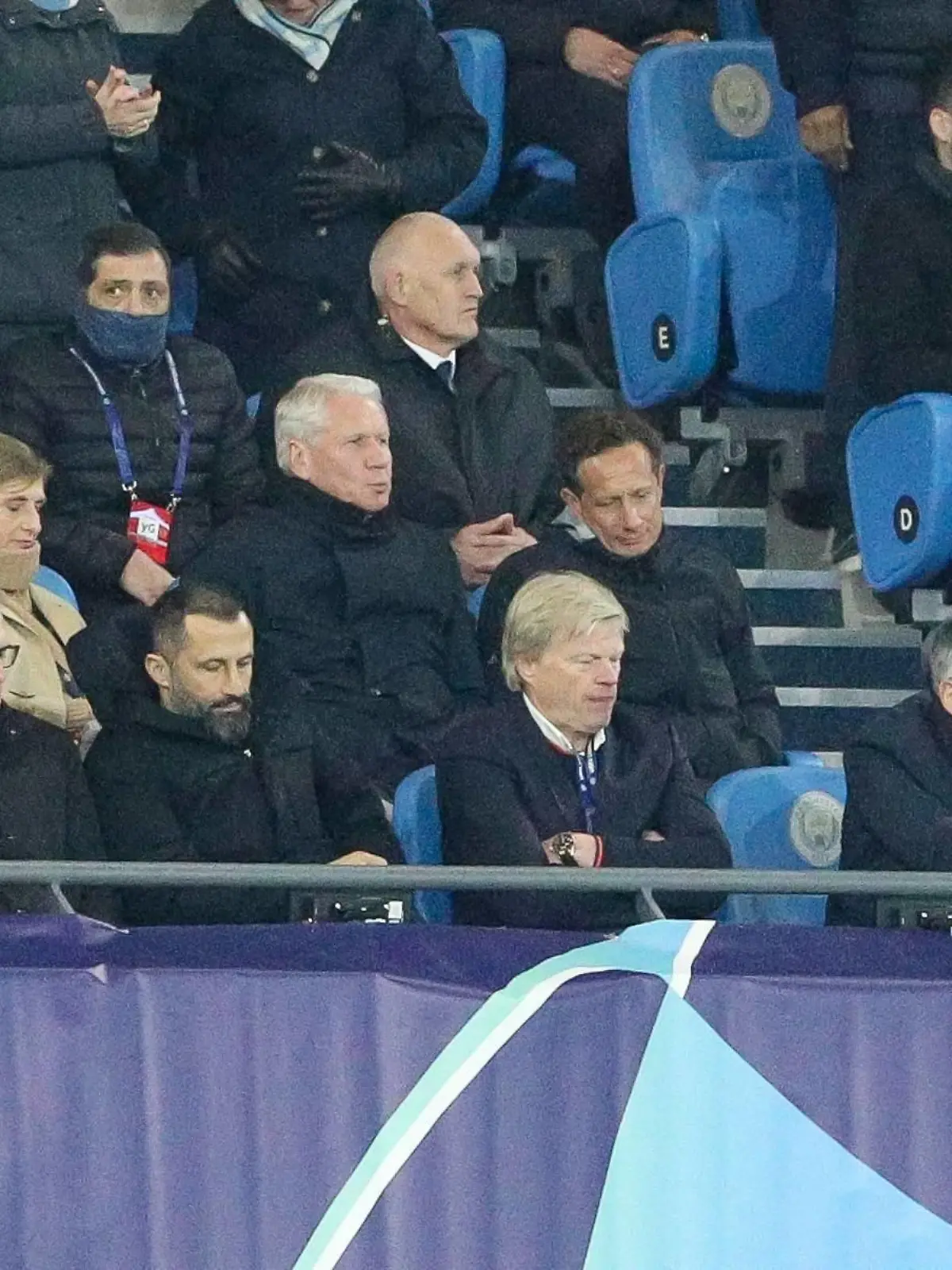 enttaeuschung bei stellvertretenden Vorstandsvorsitzenden Jan-Christian Dreesen FC Bayern Muenchen, Sportdirektor Hasan Salihamidzic FC Bayern Muenchen, Vorstandsvorsitzender Oliver Kahn FC Bayern Muenchen, Praesident Herbert Hainer FC Bayern Muenchen, Manchester City vs. FC Bayern Muenchen, Champions League, Fussball, Viertelfinale, Hinspiel, 11.04.2023 Manchester Manchester England *** disappointment for vice chairman Jan Christian Dreesen FC Bayern Muenchen , sports director Hasan Salihamidzic FC Bayern Muenchen , chairman Oliver Kahn FC Bayern Muenchen , president Herbert Hainer FC Bayern Muenchen , Manchester City vs FC Bayern Muenchen, Champions League, football, quarterfinals, first leg, 11 04 2023 Manchester Manchester England Copyright: xkolbert-press/ChristianxKolbertx
