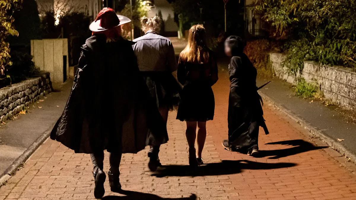 ARCHIV - 31.10.2019, Niedersachsen, Hannover: Gruselig kostümiert gehen Kinder und Jugendliche an Halloween durch die Straße und klingeln an Haustüren mit dem Spruch «Wir sind kleine Geister, essen gerne Kleister, wenn Sie uns nichts geben, bleiben wir hier kleben...». Millionen Familien in Deutschland sind am Samstag angehalten, Halloween wegen Corona in diesem Jahr anders zu feiern. (zu dpa "Nix Süßes oder Saures: Halloween fällt wohl nahezu aus") Foto: Peter Steffen/dpa +++ dpa-Bildfunk +++