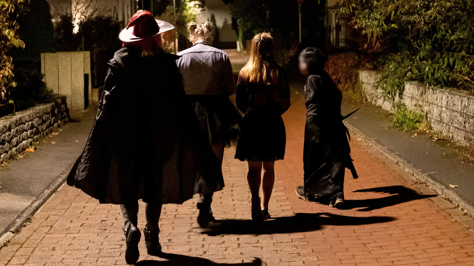 ARCHIV - 31.10.2019, Niedersachsen, Hannover: Gruselig kostümiert gehen Kinder und Jugendliche an Halloween durch die Straße und klingeln an Haustüren mit dem Spruch «Wir sind kleine Geister, essen gerne Kleister, wenn Sie uns nichts geben, bleiben wir hier kleben...». Millionen Familien in Deutschland sind am Samstag angehalten, Halloween wegen Corona in diesem Jahr anders zu feiern. (zu dpa "Nix Süßes oder Saures: Halloween fällt wohl nahezu aus") Foto: Peter Steffen/dpa +++ dpa-Bildfunk +++