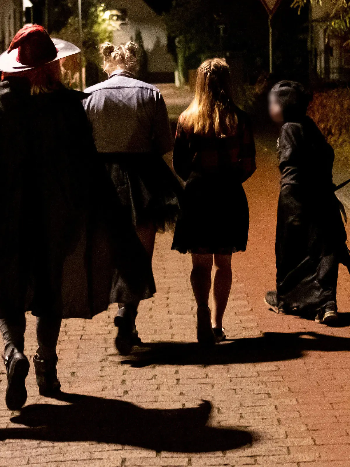 ARCHIV - 31.10.2019, Niedersachsen, Hannover: Gruselig kostümiert gehen Kinder und Jugendliche an Halloween durch die Straße und klingeln an Haustüren mit dem Spruch «Wir sind kleine Geister, essen gerne Kleister, wenn Sie uns nichts geben, bleiben wir hier kleben...». Millionen Familien in Deutschland sind am Samstag angehalten, Halloween wegen Corona in diesem Jahr anders zu feiern. (zu dpa "Nix Süßes oder Saures: Halloween fällt wohl nahezu aus") Foto: Peter Steffen/dpa +++ dpa-Bildfunk +++