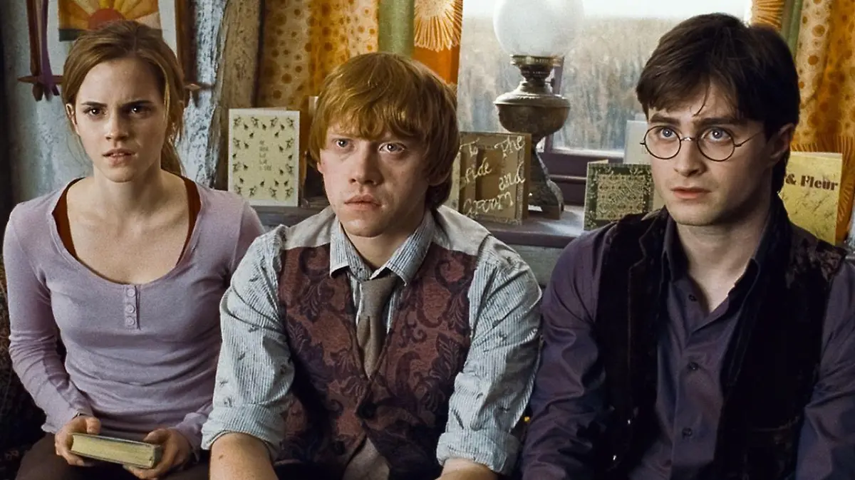 Hermine (Emma Watson), Ron (Rupert Grint, M.) und Harry (Daniel Radcliffe) wissen noch nicht, was sie mit den von Dumbledore geerbten Stücken anfangen sollen.