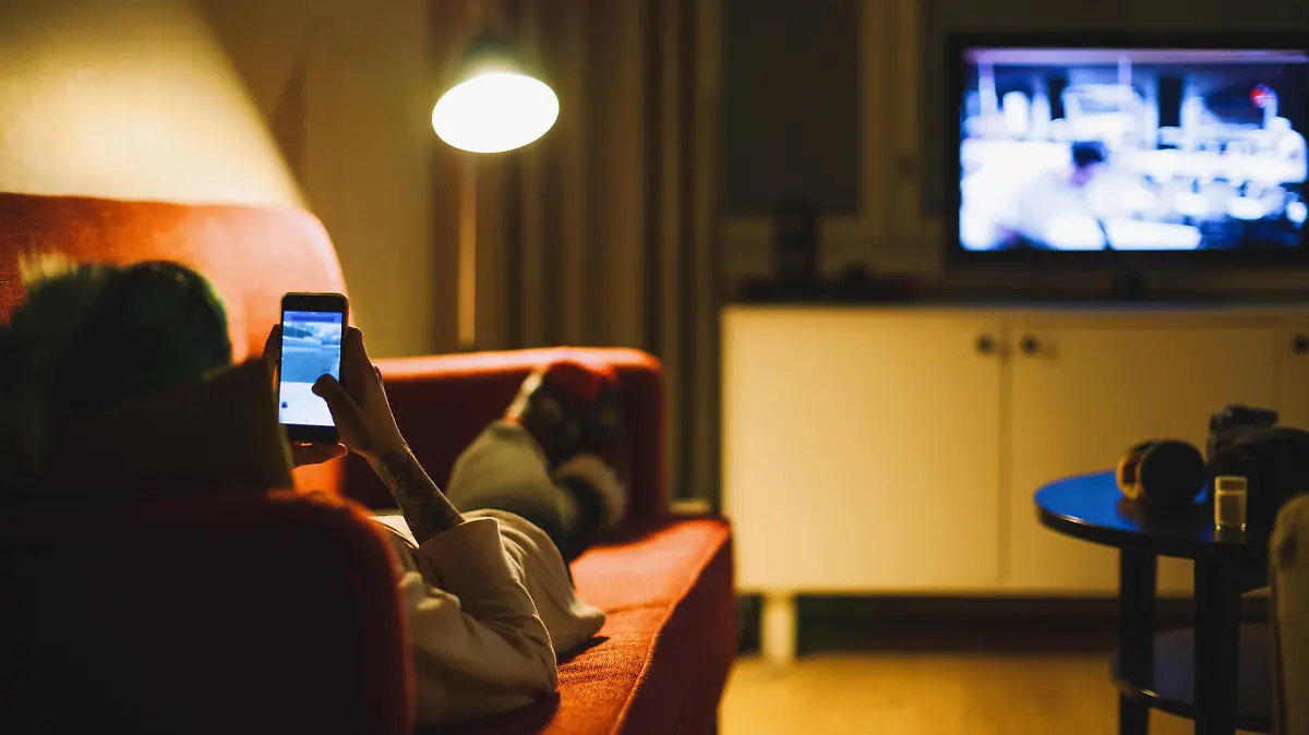 Gleichzeitig mit dem Handy und Fernsehen beschäftigen ist schlecht für's Gehirn - das behaupten zumindest Forscher.