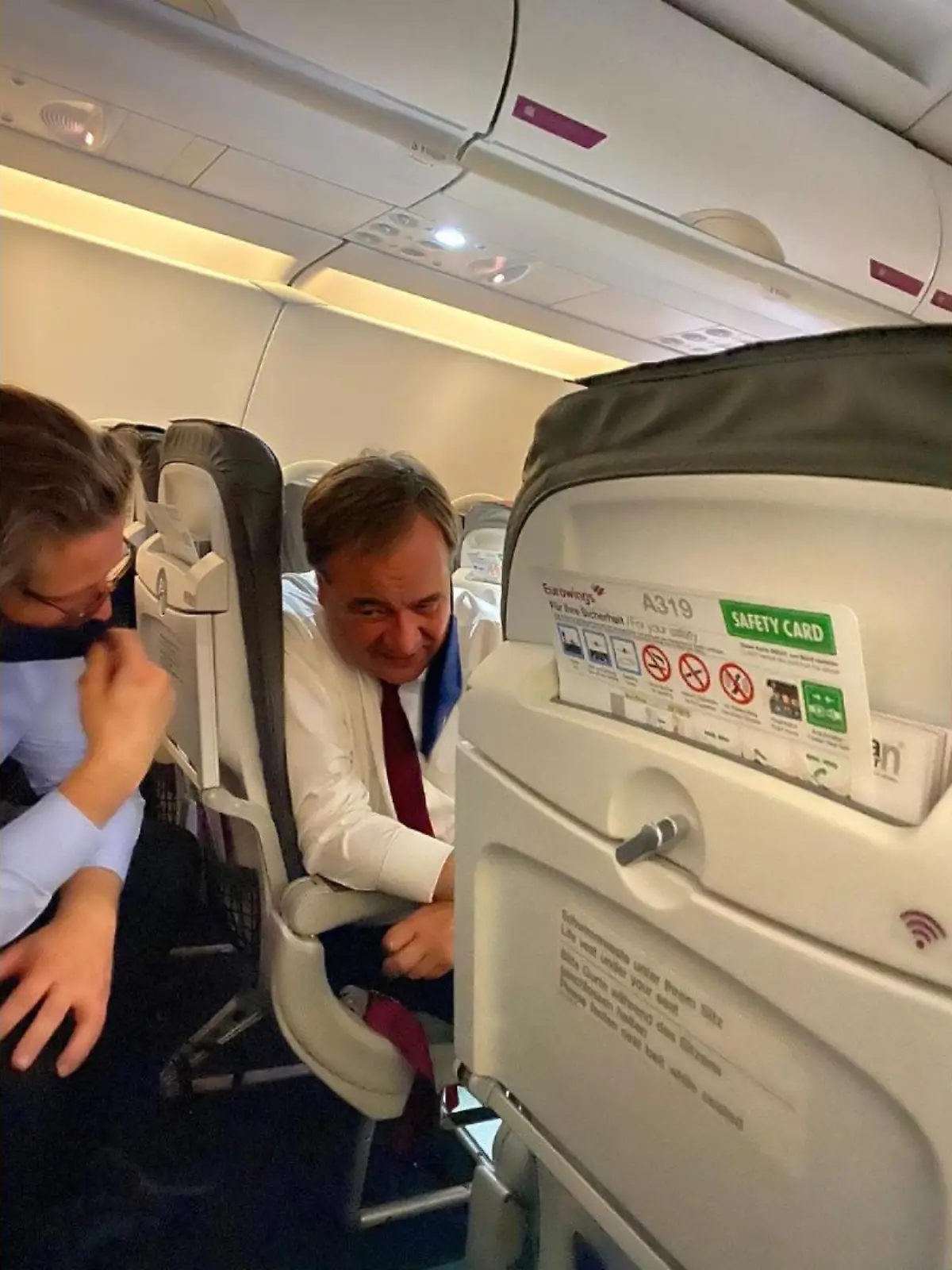 NRW-Ministerpräsident Armin Laschet in einem Flieger vom Flughafen Köln/Bonn nach Berlin - auf dem Bild hat er den Mund-Nasen-Schutz nicht übergezogen.