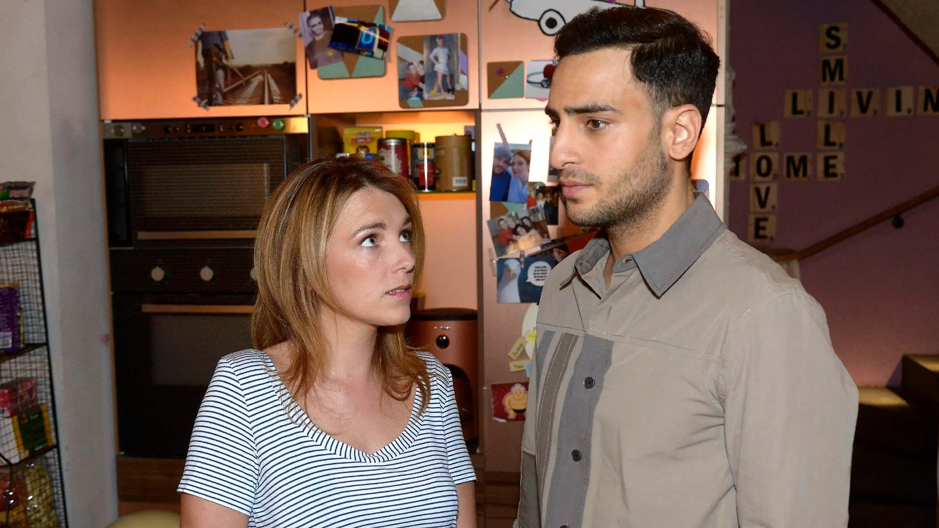 Lilly (Iris Mareike Steen) und Nihat (Timur Ülker) überlegen, wie sie Erik von seiner USA-Reise abhalten könnten.

Die Verwendung des sendungsbezogenen Materials ist nur mit dem Hinweis und Verlinkung auf RTL+ gestattet.