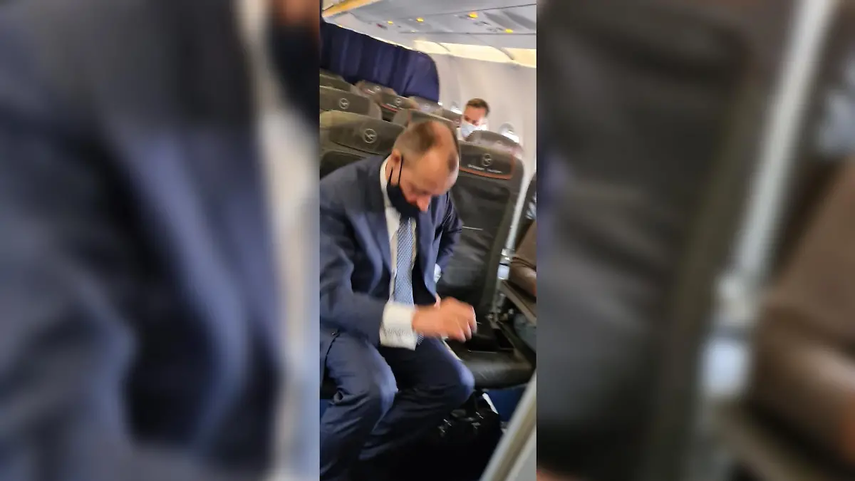 Friedrich Merz Anfang dieser Woche im Flieger - das Foto zeigt ihn mit heruntergelassener Maske