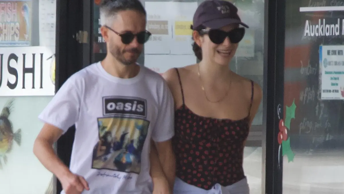 Lorde zeigt sich Seite an Seite mit dem 18 Jahre älteren Justin Warren.