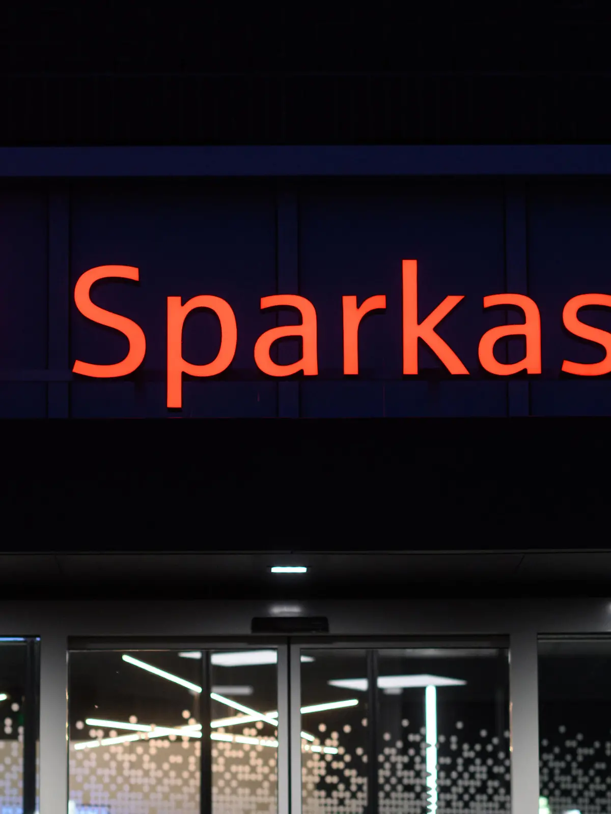Ein Schriftzug der Sparkasse leuchtet an einer Filiale in der Region Hannover. Der Bundesgerichtshof (BGH) verhandelt erneut über eine Musterklage zu Zinsnachzahlungen für Prämiensparer. Vor allem Sparkassen-Kunden könnten deshalb Tausende Euro an Zinsen entgangen sein. Die Verbraucherzentrale Sachsen versucht, die Ansprüche der Kunden mit Musterfeststellungsklagen gegen mehrere Sparkassen durchzusetzen.