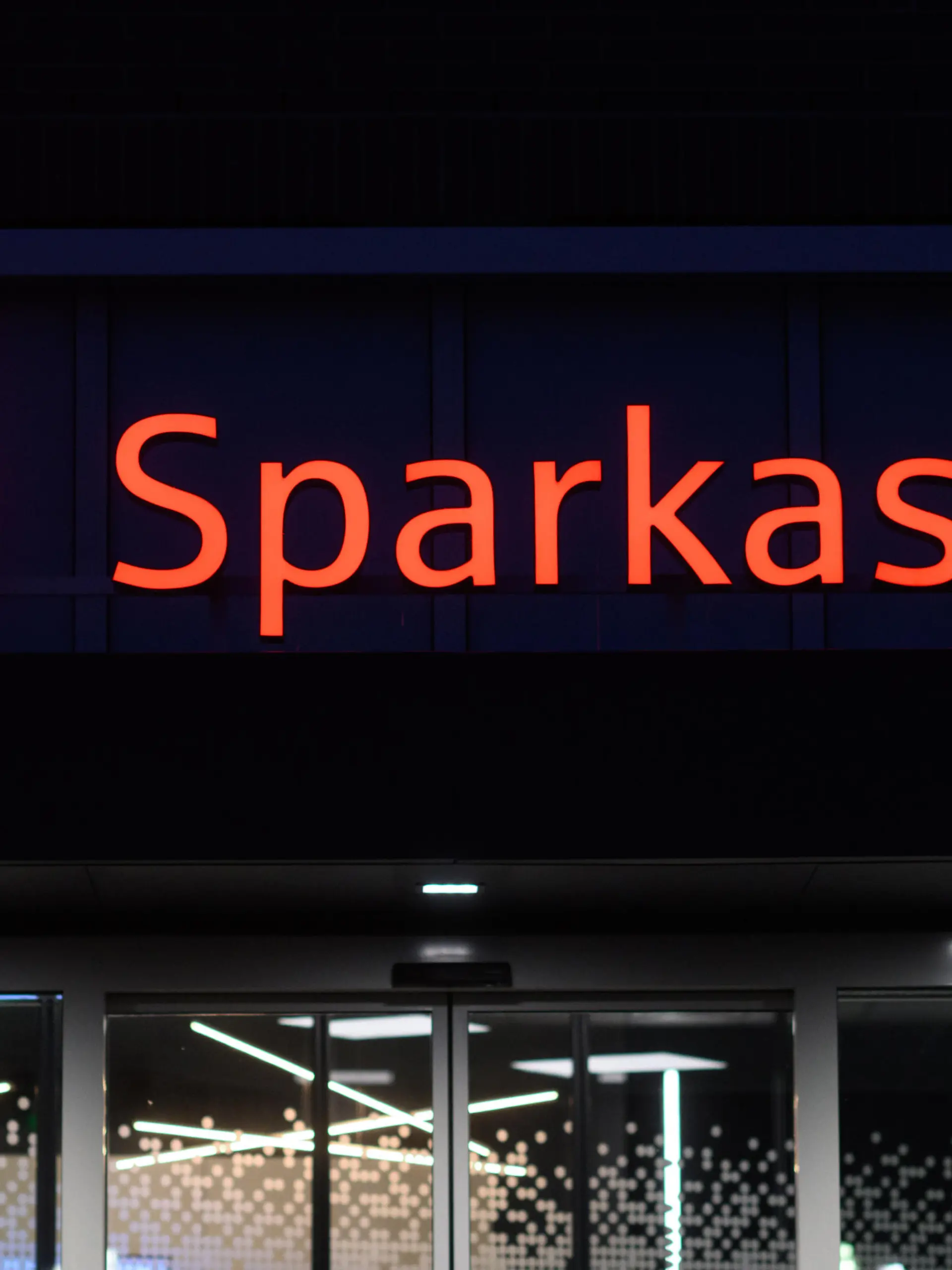 Ein Schriftzug der Sparkasse leuchtet an einer Filiale in der Region Hannover. Der Bundesgerichtshof (BGH) verhandelt erneut über eine Musterklage zu Zinsnachzahlungen für Prämiensparer. Vor allem Sparkassen-Kunden könnten deshalb Tausende Euro an Zinsen entgangen sein. Die Verbraucherzentrale Sachsen versucht, die Ansprüche der Kunden mit Musterfeststellungsklagen gegen mehrere Sparkassen durchzusetzen.
