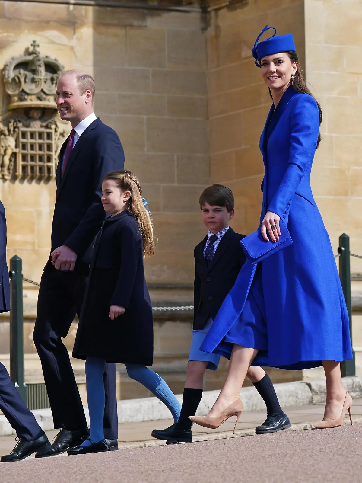 09.04.2023, Großbritannien, Windsor: Prinz William (hinten), Prinz von Wales, und Kate (r), Prinzessin von Wales, mit ihren Kindern Prinz George (l-r), Prinzessin Charlotte und Prinz Louis kommen an der St. George's Chapel auf Schloss Windsor in Windsor an. Die Mitglieder der Royal Family, die sich über die Ostertage auf Schloss Windsor versammeln, nehmen an einem Ostergottesdienst in der St. Georgs-Kapelle in Windsor teil. Foto: Yui Mok/PA Wire/dpa +++ dpa-Bildfunk +++