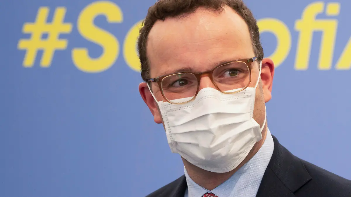 ARCHIV - 22.09.2020, Hessen, Frankfurt/Main: Bundesgesundheitsminister Jens Spahn (CDU) verlässt am deutschen Sitz des französischen Konzerns Sanofi eine Pressekonferenz, nachdem er eine Anlage zur sterilen Abfüllung eines künftigen Corona-Impfstoffs eröffnet hat. Spahn ist positiv auf das Coronavirus getestet worden. Das teilte das Gesundheitsministerium am Mittwoch (21.10.2020) in Berlin mit. Foto: Frank Rumpenhorst/dpa +++ dpa-Bildfunk +++