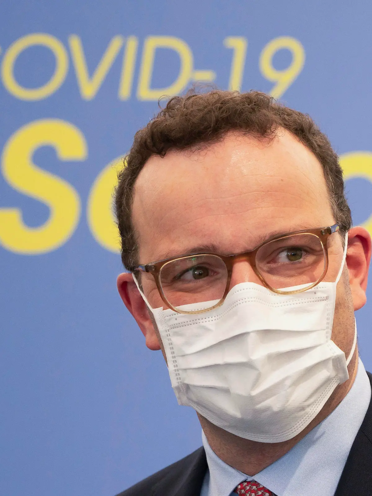 ARCHIV - 22.09.2020, Hessen, Frankfurt/Main: Bundesgesundheitsminister Jens Spahn (CDU) verlässt am deutschen Sitz des französischen Konzerns Sanofi eine Pressekonferenz, nachdem er eine Anlage zur sterilen Abfüllung eines künftigen Corona-Impfstoffs eröffnet hat. Spahn ist positiv auf das Coronavirus getestet worden. Das teilte das Gesundheitsministerium am Mittwoch (21.10.2020) in Berlin mit. Foto: Frank Rumpenhorst/dpa +++ dpa-Bildfunk +++