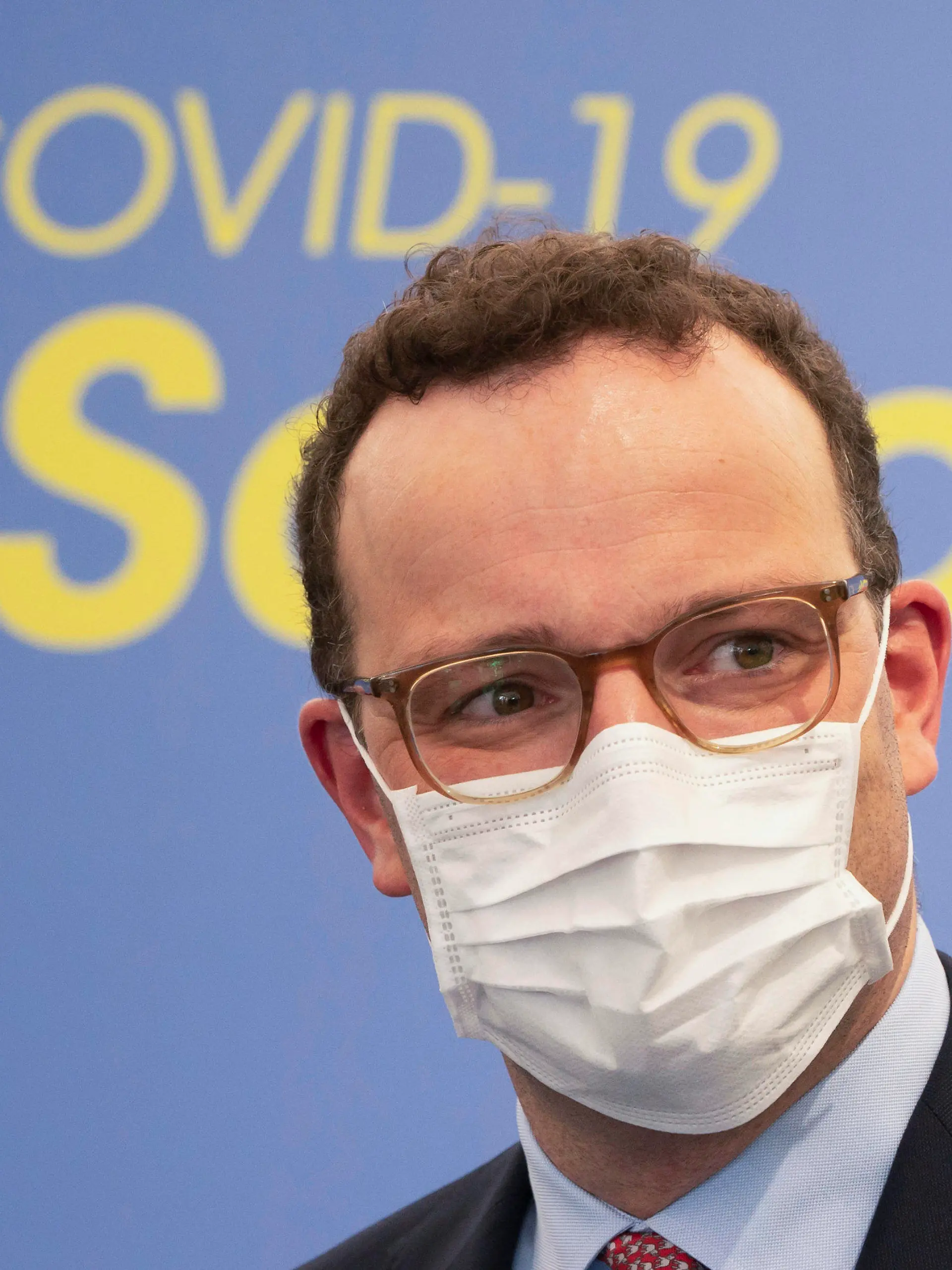 ARCHIV - 22.09.2020, Hessen, Frankfurt/Main: Bundesgesundheitsminister Jens Spahn (CDU) verlässt am deutschen Sitz des französischen Konzerns Sanofi eine Pressekonferenz, nachdem er eine Anlage zur sterilen Abfüllung eines künftigen Corona-Impfstoffs eröffnet hat. Spahn ist positiv auf das Coronavirus getestet worden. Das teilte das Gesundheitsministerium am Mittwoch (21.10.2020) in Berlin mit. Foto: Frank Rumpenhorst/dpa +++ dpa-Bildfunk +++