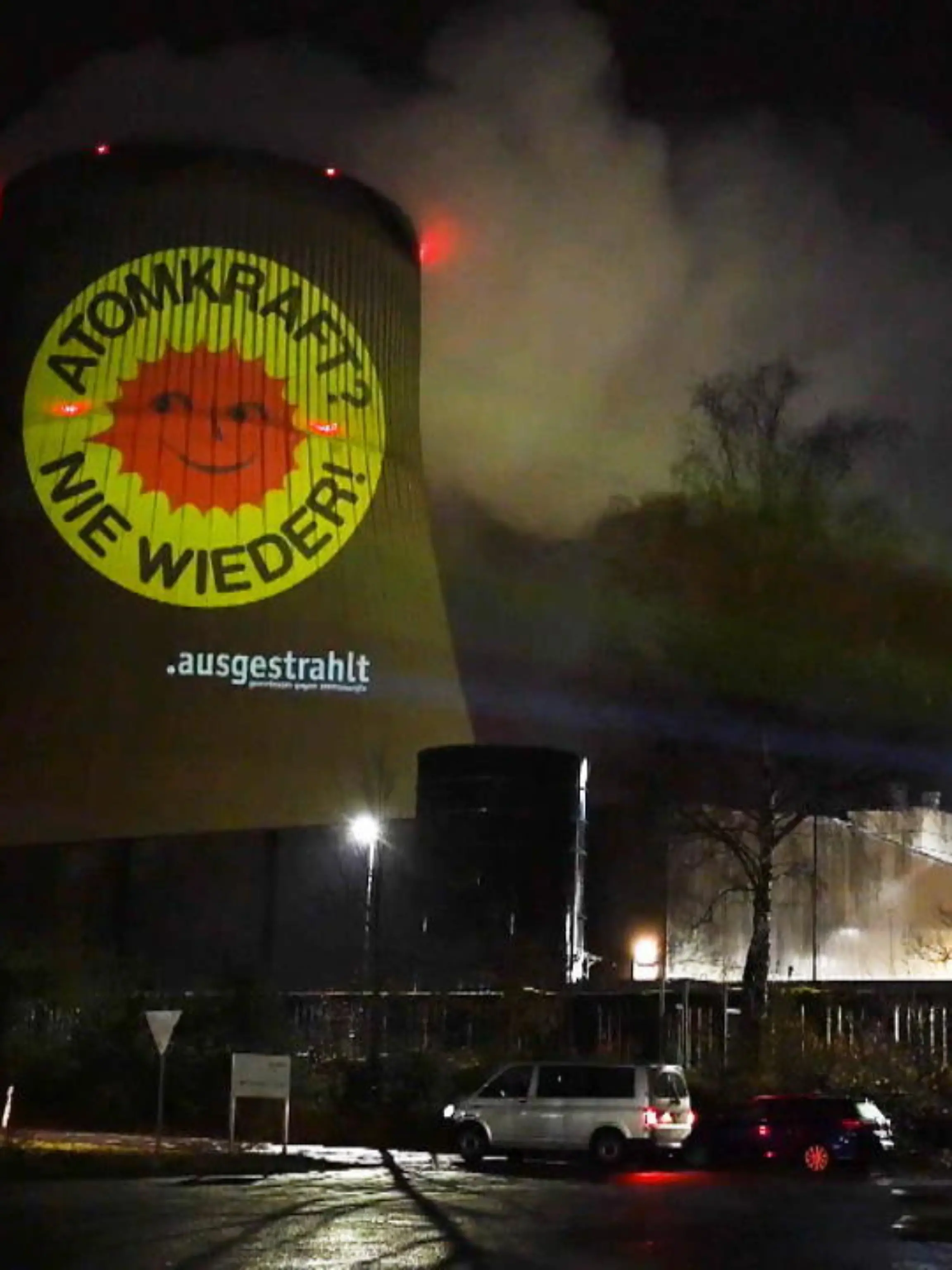 In vier Tagen werden die letzten drei Atomkraftwerke in Deutschland abgestellt. Aber haben wir dann immer noch genügend Strom? Die Industrie- und Handelskammer warnt heute früh davor, dass es eng werden könnte und die Preise steigen. Wirtschaftsminister Habeck hält dagegen.